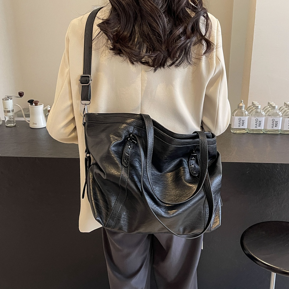حقائب كتف كبيرة سوداء للنساء 2 - مراجعة Luxury Bags For Travel وسعره