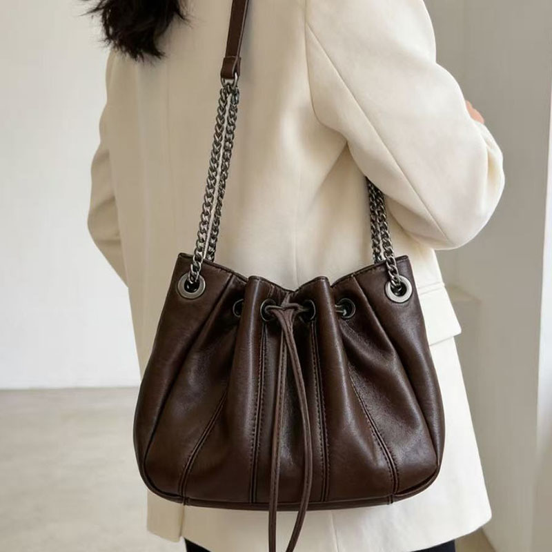 حقيبة دلو عصرية برباط سحب، حقا - مراجعة Luxury Bags Sling وسعره