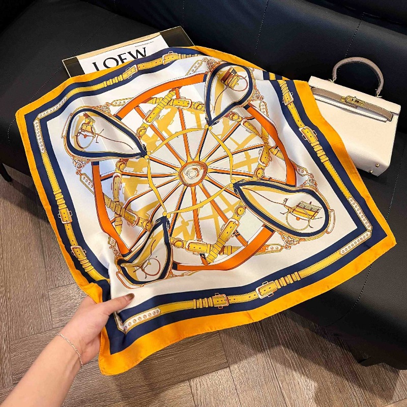 وشاح حريري مربع نحيف بتصميم فا - مراجعة Luxury Bags Quality وسعره