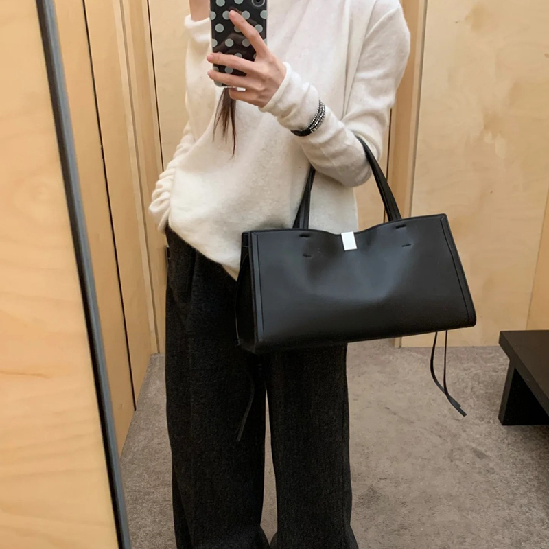 حقائب نسائية فاخرة من جلد البق - مراجعة Luxury Bags With Silver Hardware وسعره